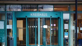 Školky, školy a veřejné budovy jsou v severoněmeckém Heinsbergu uzavřeny