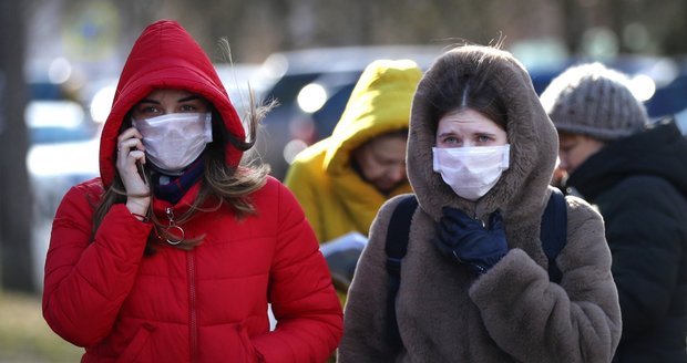 Špinavý kšeft s panikou v Česku: Roušky a respirátory za 5 000 na ruku