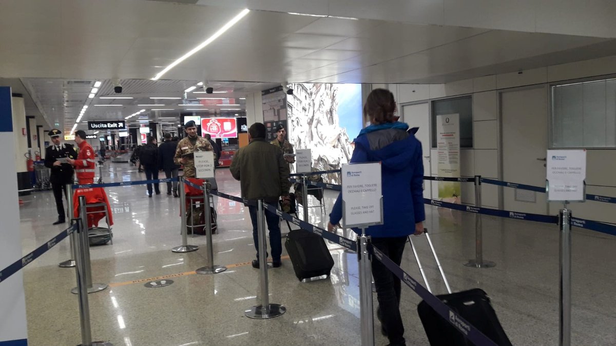 Pasažéři, kteří přistáli na letišti v Římě byli testováni na příznaky koronaviru