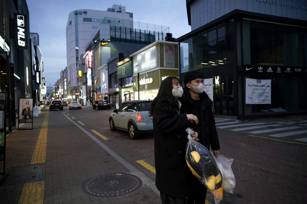 V Jižní Koreji se ulice nehemží lidmi, venku se objevuje jen pár zahalených chodců