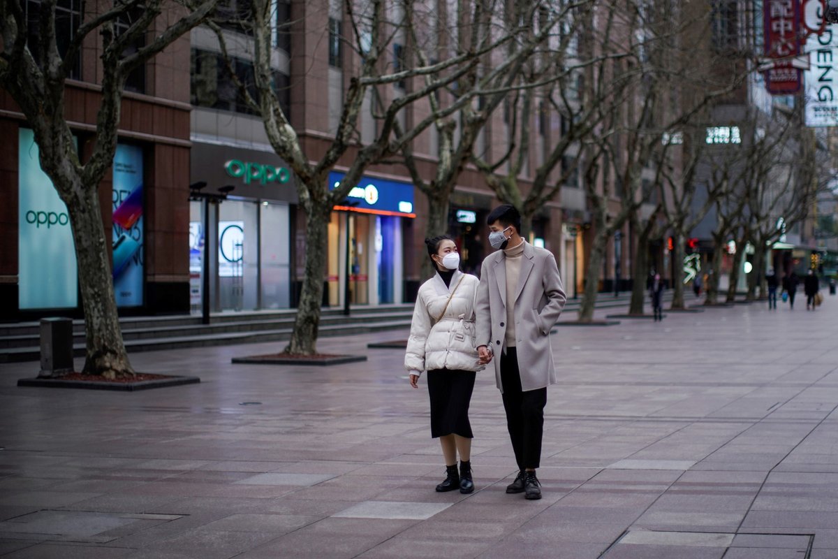 V Šanghaji se občané bez roušky na ulici nevydají