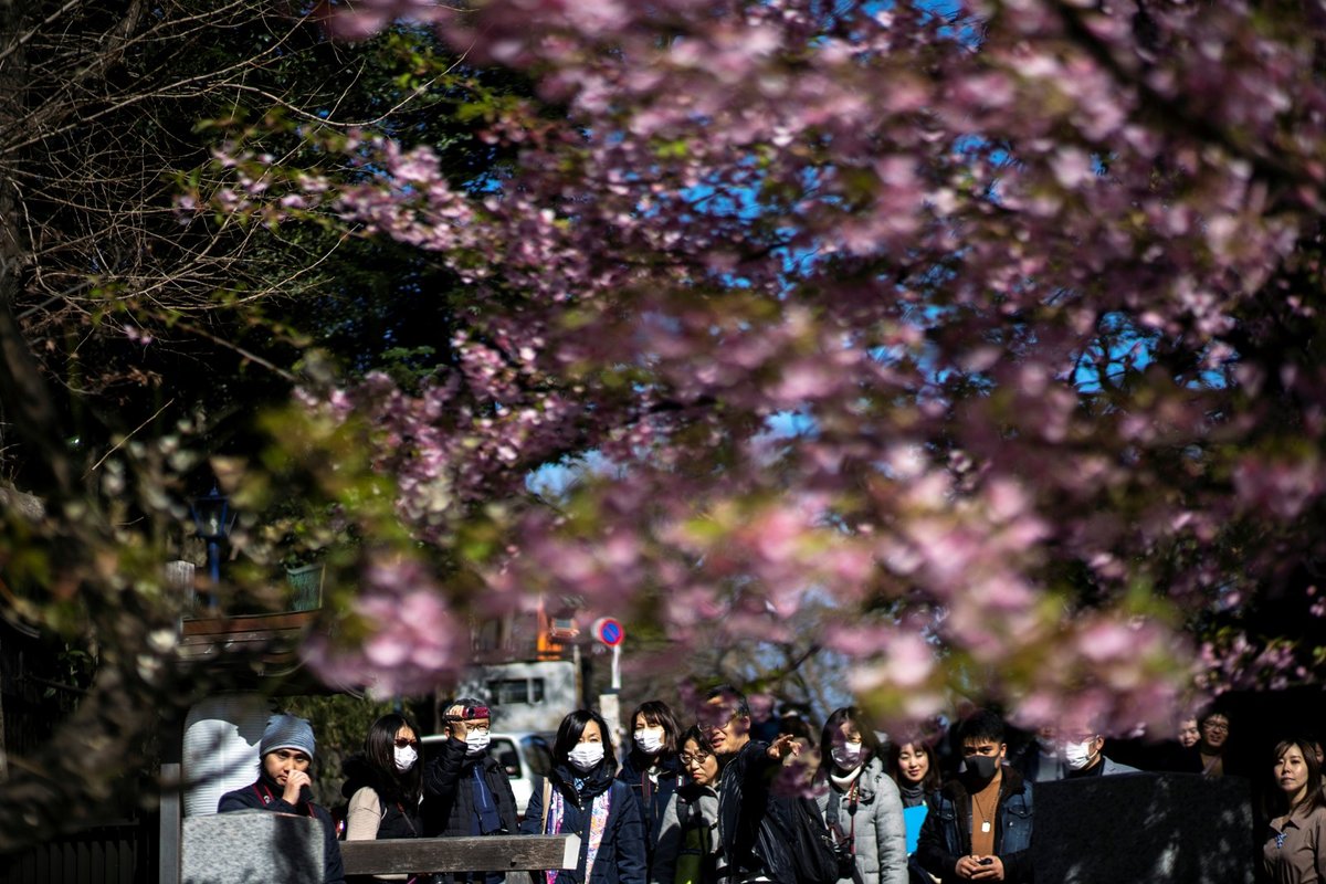 Lidé v ochranných rouškách v parku Ueno v Tokiu