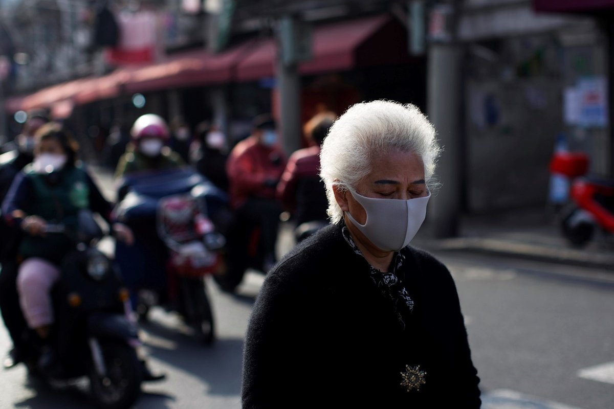 Žena s rouškou v Šanghaji