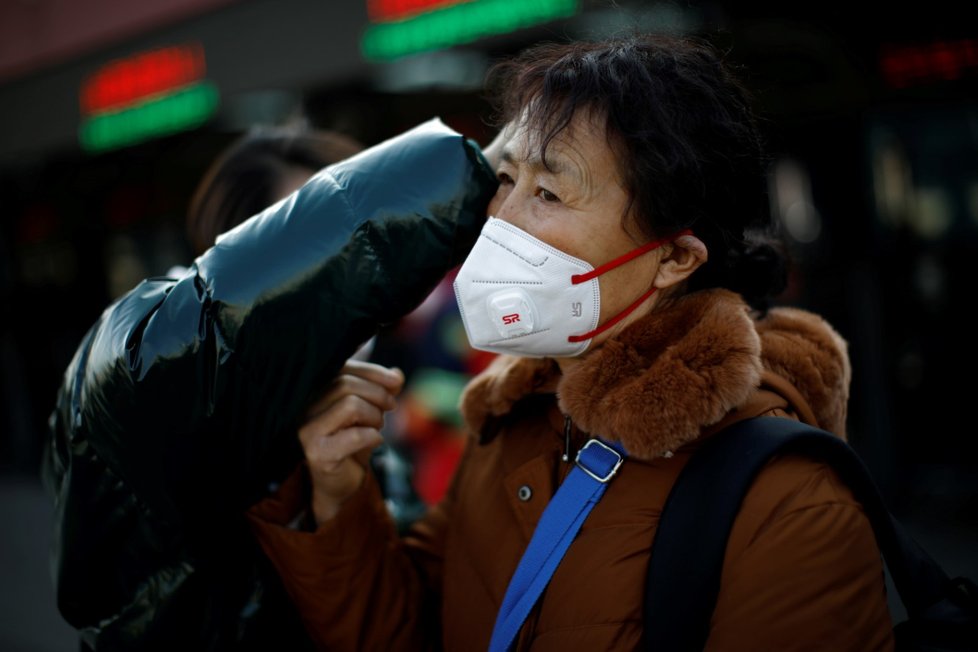 Lidé se před koronavirem snaží chránit obličejovými maskami
