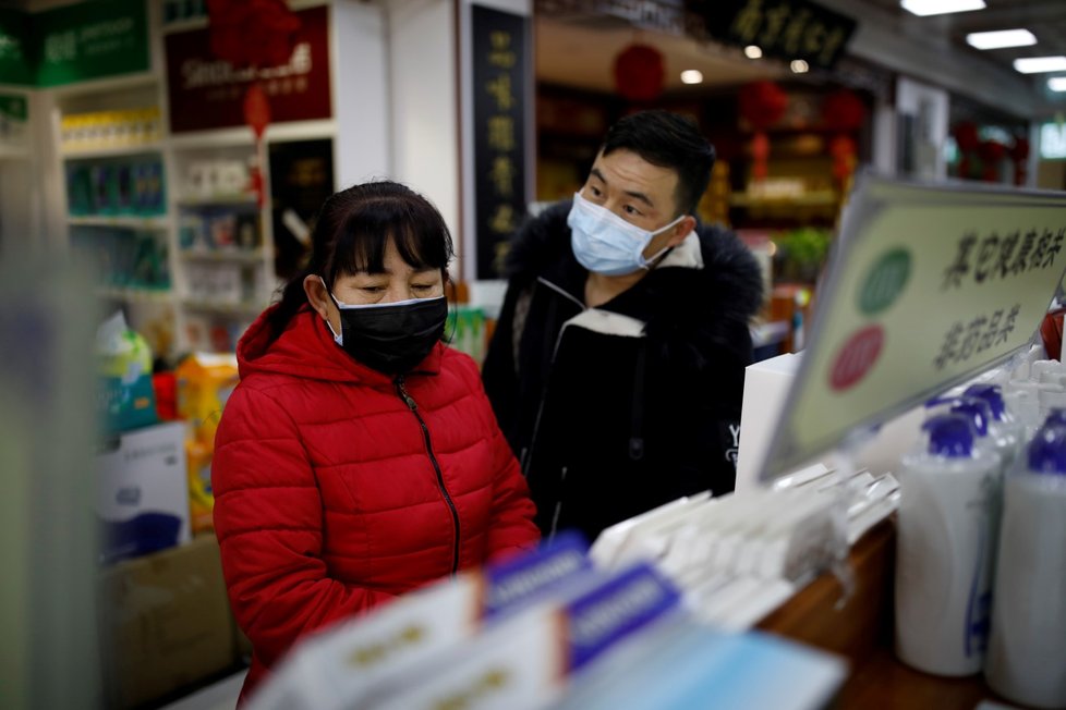 Lidé se před koronavirem snaží chránit obličejovými maskami