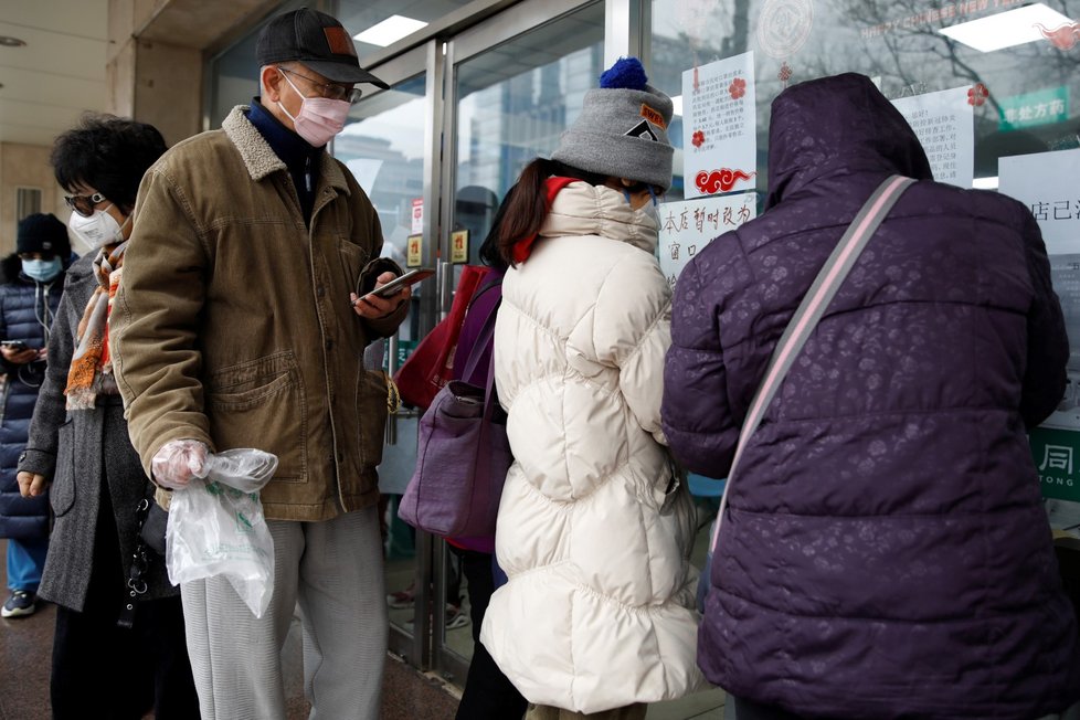 Lidé se nadále děsí rozšiřujícího se koronaviru, po rouškách poptávka stále stoupá