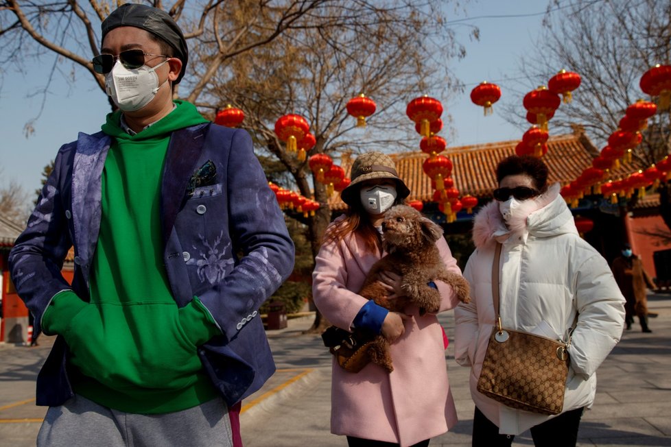 Lidé v rouškách v ulicích Pekingu