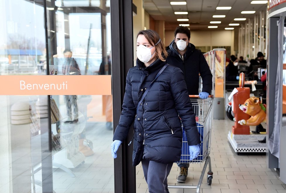 Lidé v supermarketu v italském Casalpusterlengu, které je uzavřené pro nákazu koronavirem