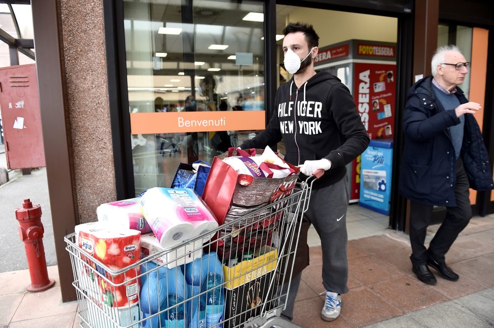 Lidé v supermarketu v italském Casalpusterlengu, které je uzavřeno pro nákazu koronavirem.