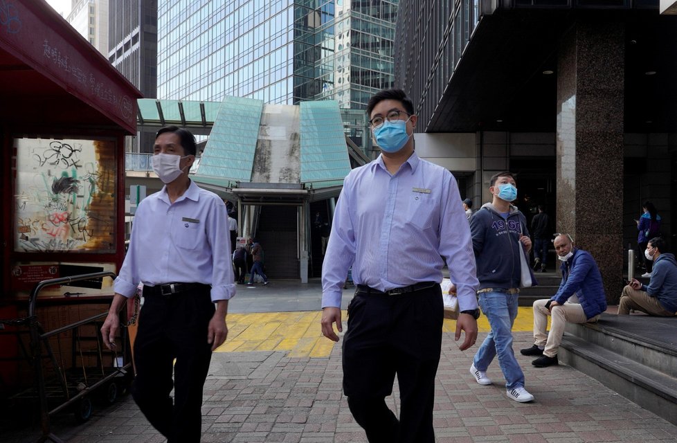 Lidé v Hong Kongu se proti nákaze novým koronavirem brání rouškami.