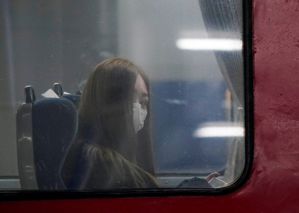 Cestující vlakem v jihokorejském Soulu se proti nákaze koronavirem brání rouškami