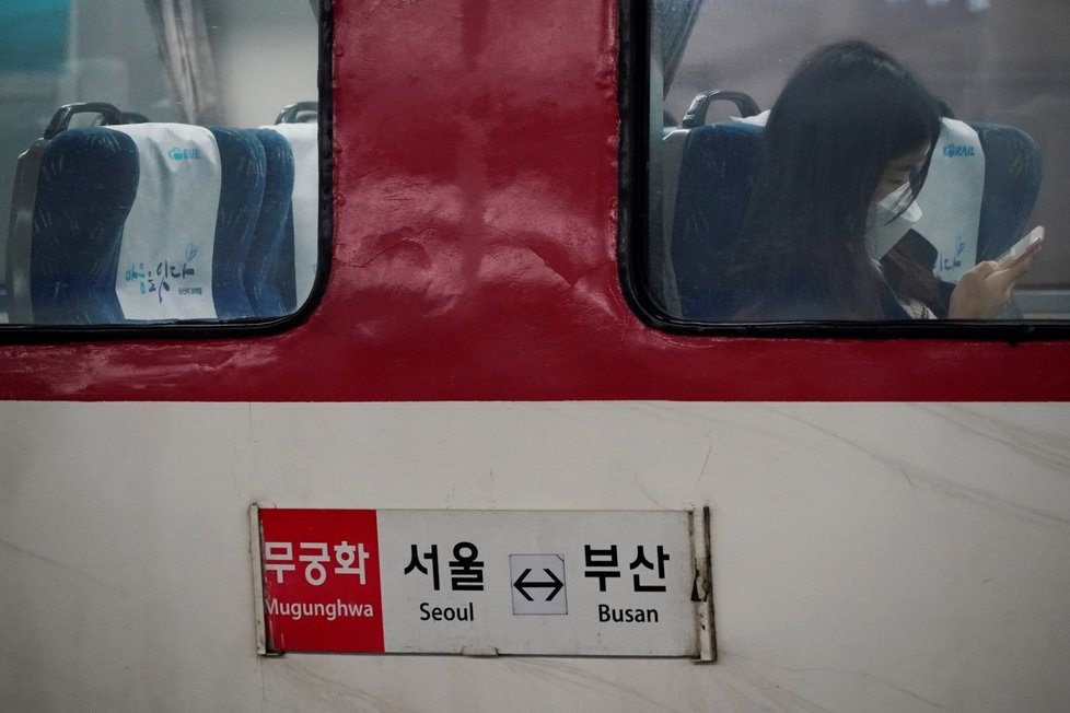 Cestující vlakem v jihokorejském Soulu se proti nákaze koronavirem brání rouškami.