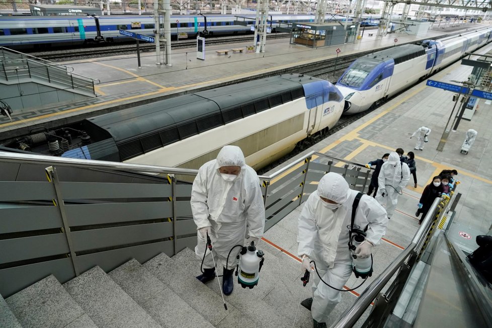 Takto probíhá profesionální dezinfekce vlakového nádraží v Jižní Koreji