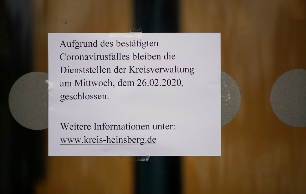 Školky, školy a veřejné budovy jsou v severoněmeckém Heinsbergu uzavřeny.