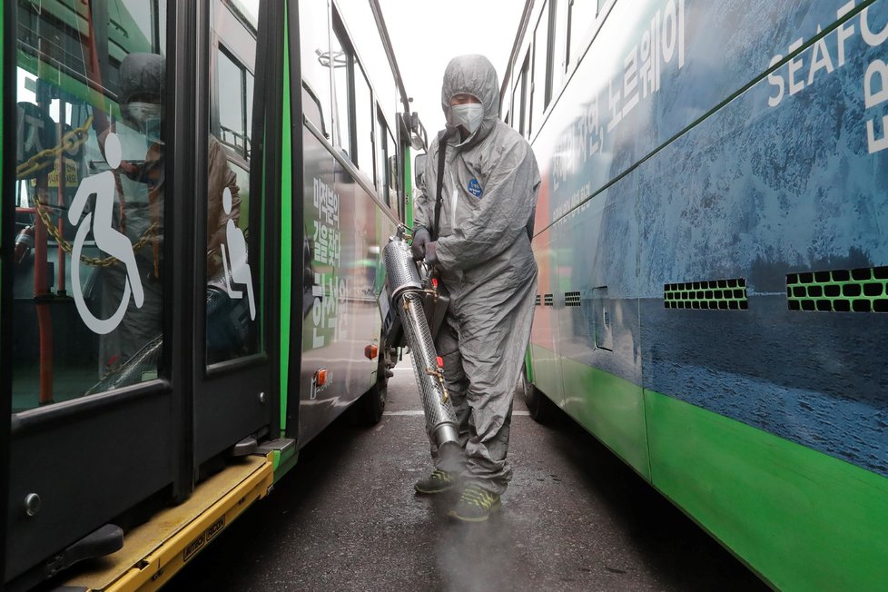 Pracovníci dezinfikují parkoviště a autobusy v jihokorejském Soulu.