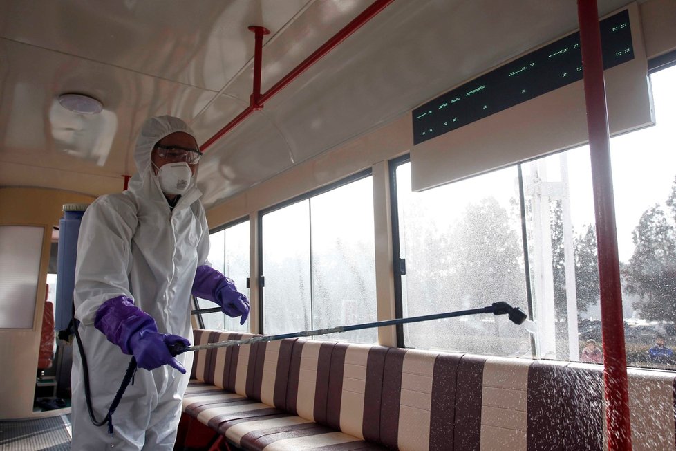 Pracovník dezinfikuje tramvaj v Pchjongjangu v KLDR. Jedná se o součást protiepidemického plánu