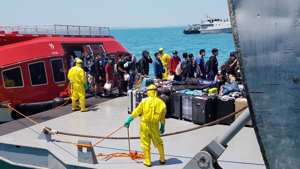 Evakuovaní indonéští pasažéři výletní lodi Diamond Princess nastupují na nemocniční loď KRI Dr. Soeharso.