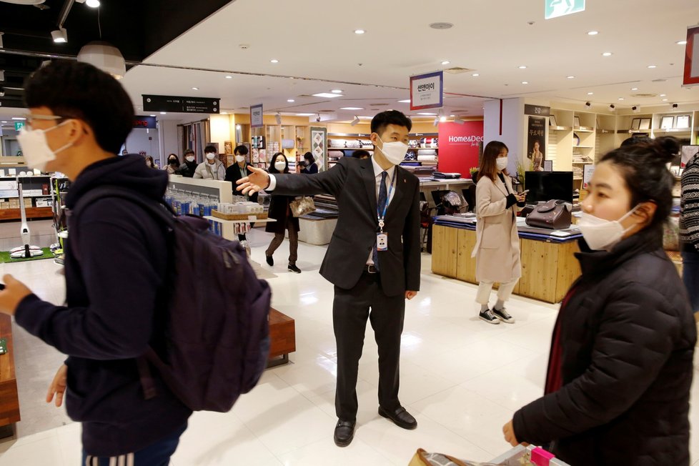 Lidé nakupují v supermarketu v Soulu, na sobě mají ochranné masky (27. 2. 2020)