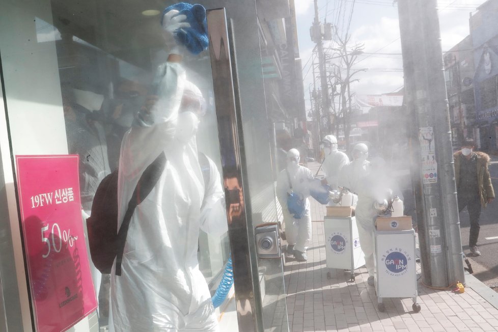 Pracovníci dezinfikují obchodní čtvrť jihokorejského Seoulu (27.2.2020)