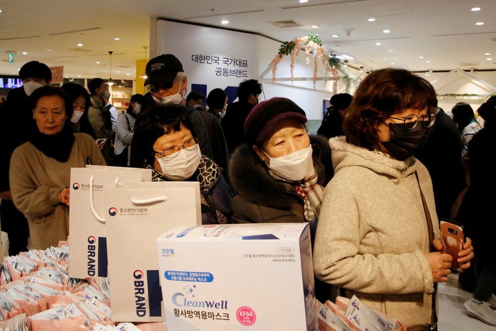 Lidé nakupují v supermarketu v Seoulu, na sobě mají ochranné masky (27.2.2020)