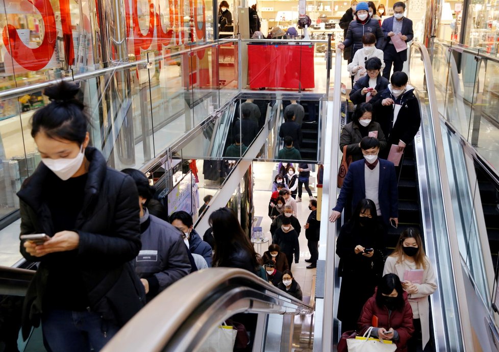 Lidé nakupují v supermarketu v Soulu, na sobě mají ochranné masky (27. 2. 2020)