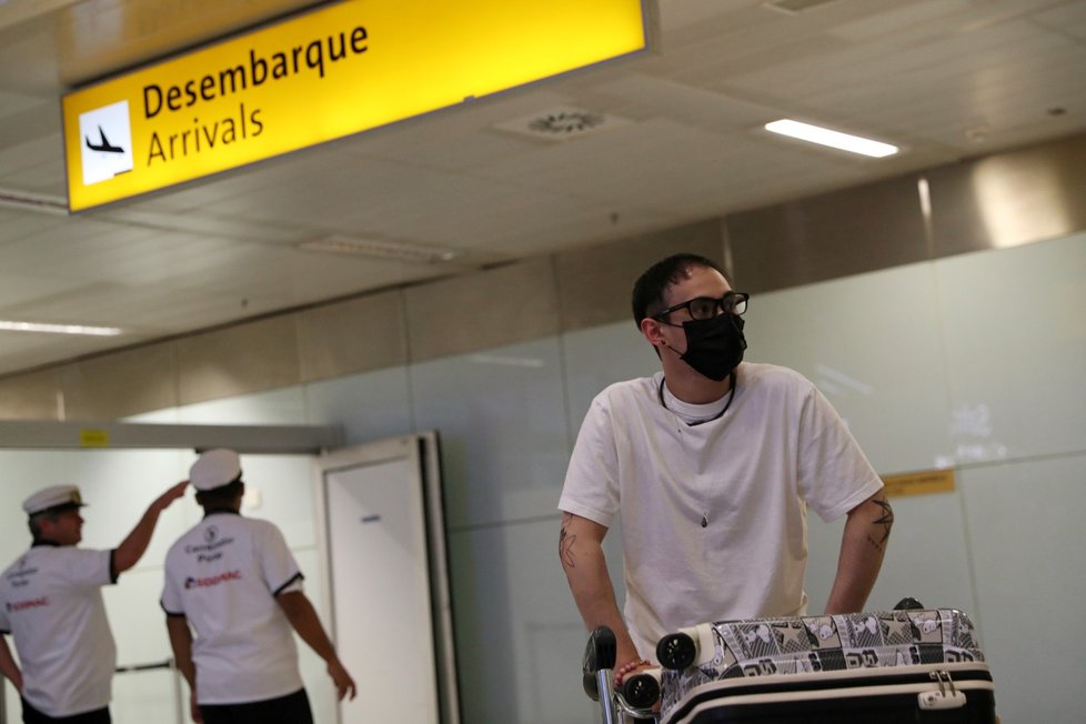 Cestující přiletěli na brazilské letiště v rouškách