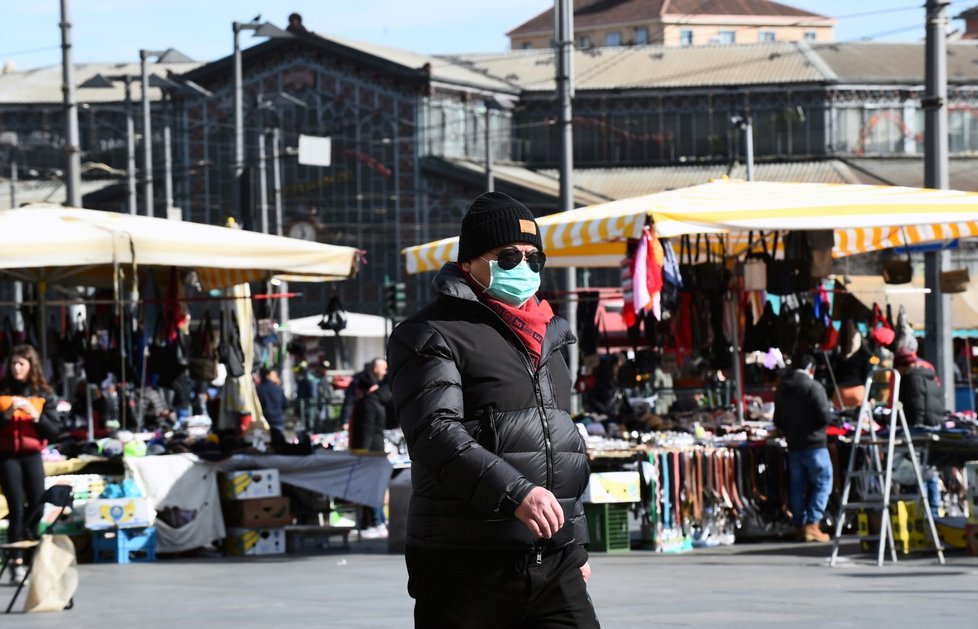 Lidé v ochranných rouškách na trhu v Turíně na severu itálie