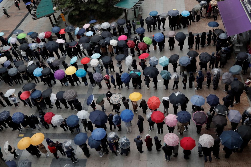 Lidé v jihokorejském Soulu stojí fronty na ochranné roušky.