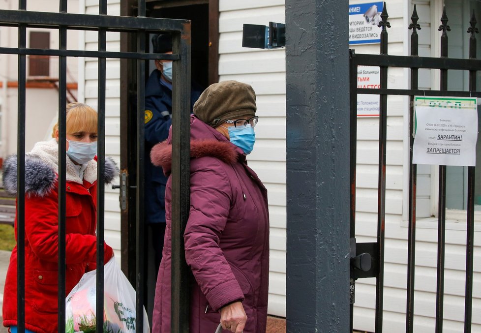 Lidé v rouškách u nemocnice v Minsku