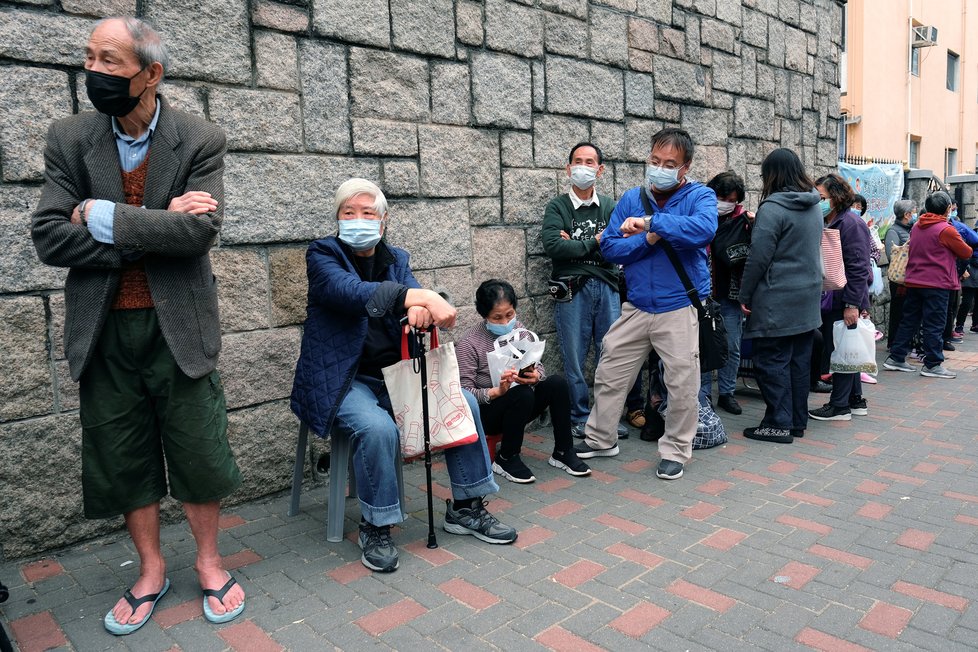 Epidemie koronaviru: V Hongkongu vycházejí lidé jedině v rouškách.