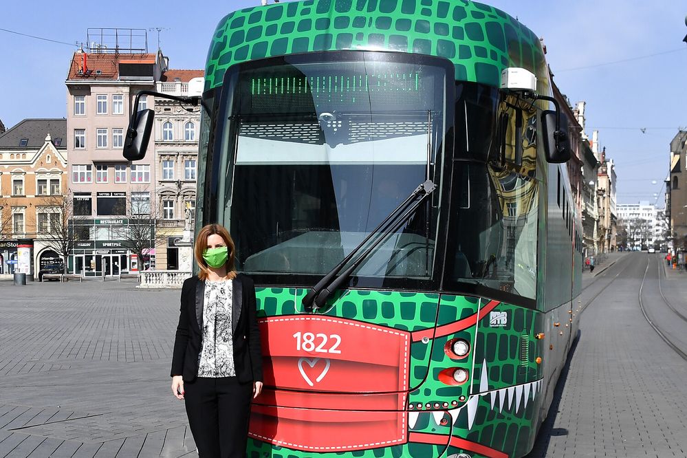 Březen 2020: V Brně nosí roušky i dvě tramvaje! Jmenují se draci a jsou symbolem, že Brňané drží při sobě.