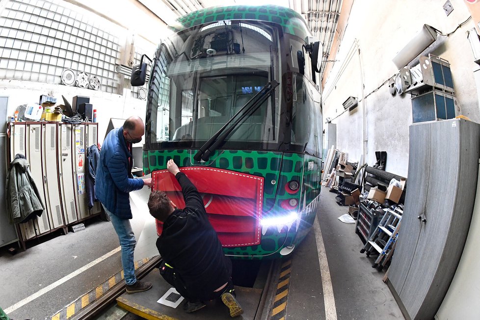 V Brně nosí roušky i dvě tramvaje! Jmenují se draci a jsou symbolem, že Brňané drží při sobě.