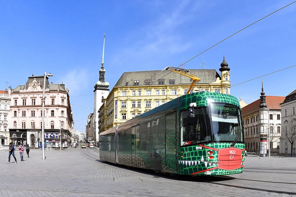 V Brně nosí roušky i dvě tramvaje! Jmenují se draci a jsou symbolem, že Brňané drží při sobě.