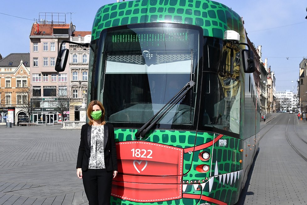 V Brně nosí roušky i dvě tramvaje! Jmenují se draci a jsou symbolem, že Brňané drží při sobě.