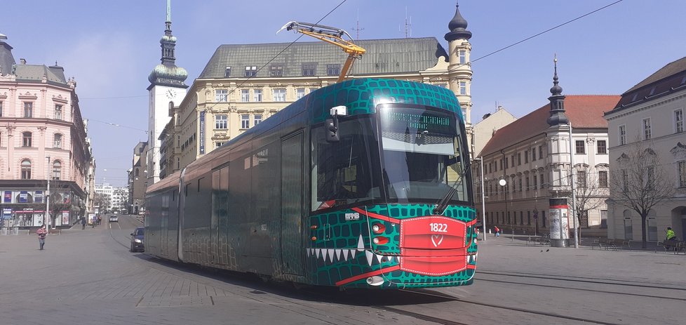 V Brně nosí roušky i dvě tramvaje! Jmenují se draci a jsou symbolem, že Brňané drží při sobě.