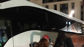 Jeden autobus poslalo ministerstvo zahraničí do rakouské Vídně, z letiště odvezl čtyři desítky turistů. (15. 3. 2020)