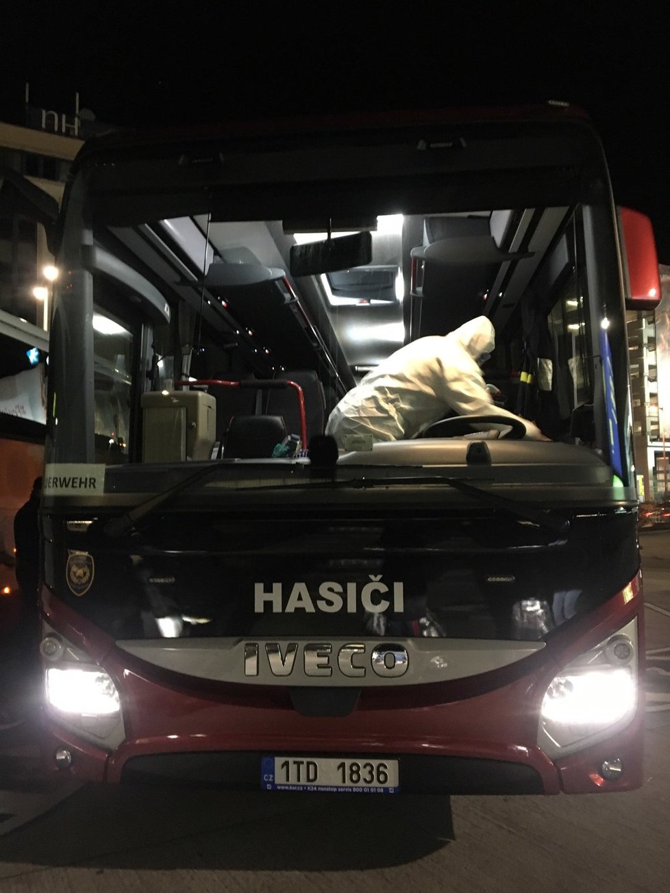 Jeden z autobus poslalo ministerstvo zahraničí do rakouské Vídně, z letiště odvezl čtyři desítky turistů. (15.3.2020)