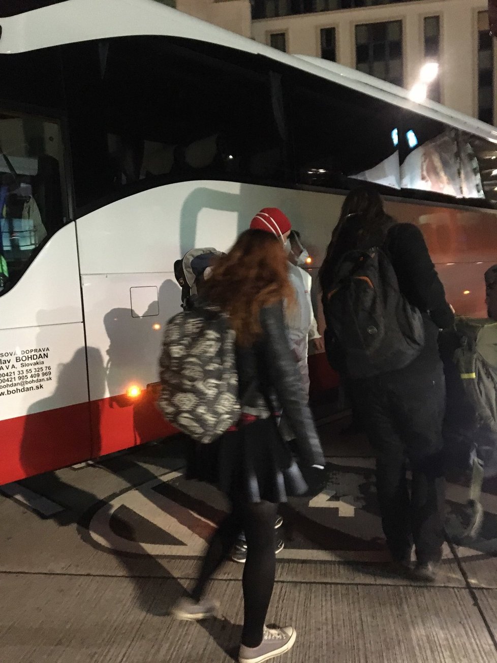 Jeden z autobusů poslalo ministerstvo zahraničí do rakouské Vídně, z letiště odvezl čtyři desítky turistů. (15.3.2020)
