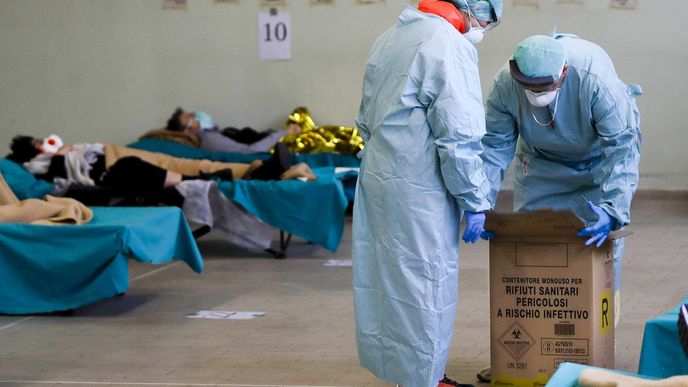 Italské nemocnice praskají ve švech, personál je vyčerpaný. Ukazují to i snímky z nemocnice v severoitalské Brescii (12.3.2020)