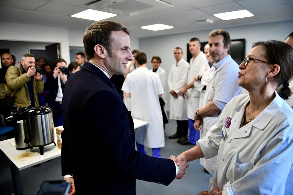 Emmanuel Macron na návštěvě pařížské nemocnice Pitié-Salpêtrière, kde varoval před koronavirem (27.2.2020)