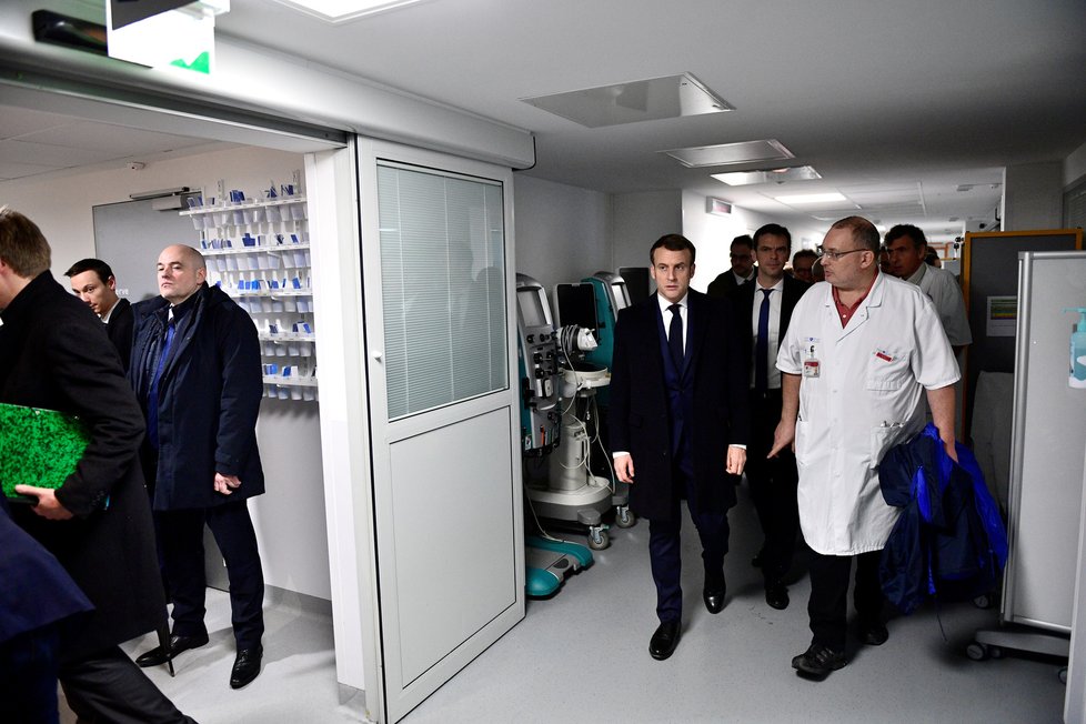 Emmanuel Macron na návštěvě pařížské nemocnice Pitié-Salpêtrière, kde varoval před koronavirem (27.2.2020)