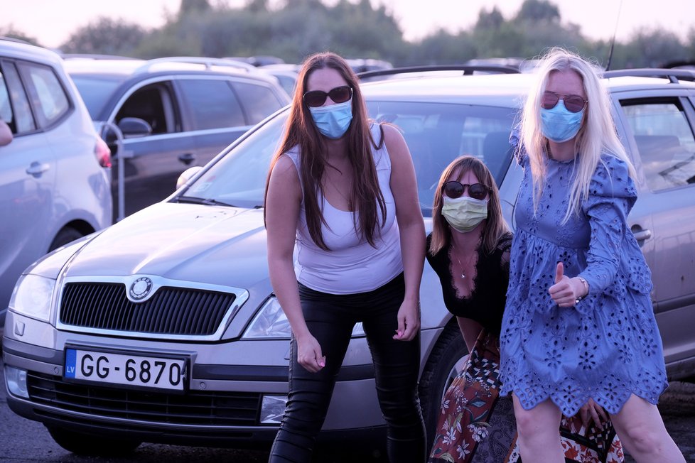 Koronavirus v Evropě: Koncert pro fanoušky v autech v lotyšské Rize (11. 6. 2020)