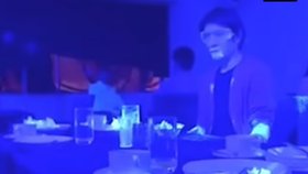 Účastníkům experimentu dali na ruce fluorescenční barvu a sledovali, jak rychle a do jaké míry se barva rozšíří po prostoru.