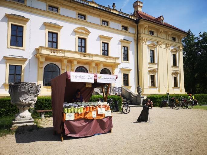 Farmářský trh v zámeckém parku ve Slavkově u Brna navštívily v sobotu stovky zájemců.