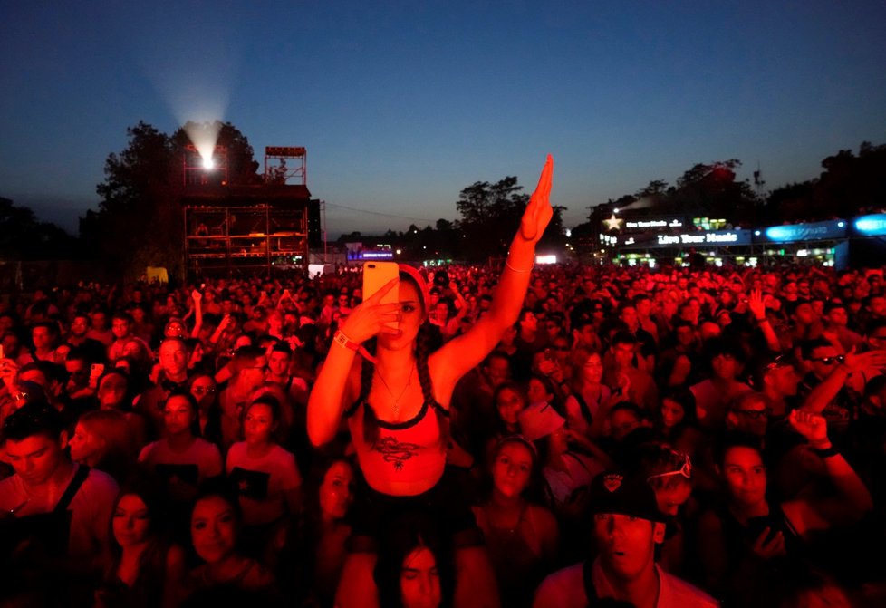 Na hudebním festivalu se rozšířil covid.