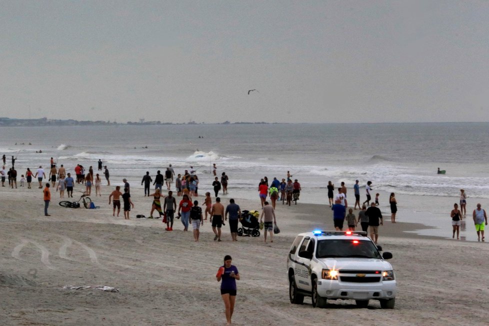 Američané na Floridě a zaplněné pláže po uvolnění opatření v tomto státě (18. 4. 2020)