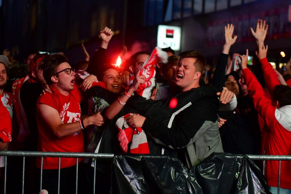 Kvůli koronavirovým opatřením se na stadion dostaly jen čtyři tisíce fanoušků. Další sledovali zápas před ním.