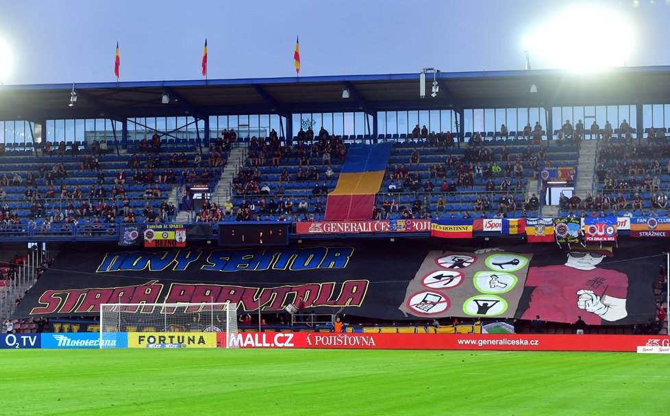 Na fotbalové stadiony se díky uvolnění opatření dostalo více diváků, teď na ně opět nesmí.