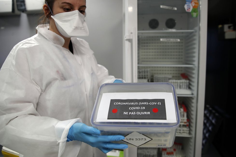 Koronavirus ve Francii: Vědci pečlivě analyzují všechny sebrané vzorky koronaviru. (22.03.2020)