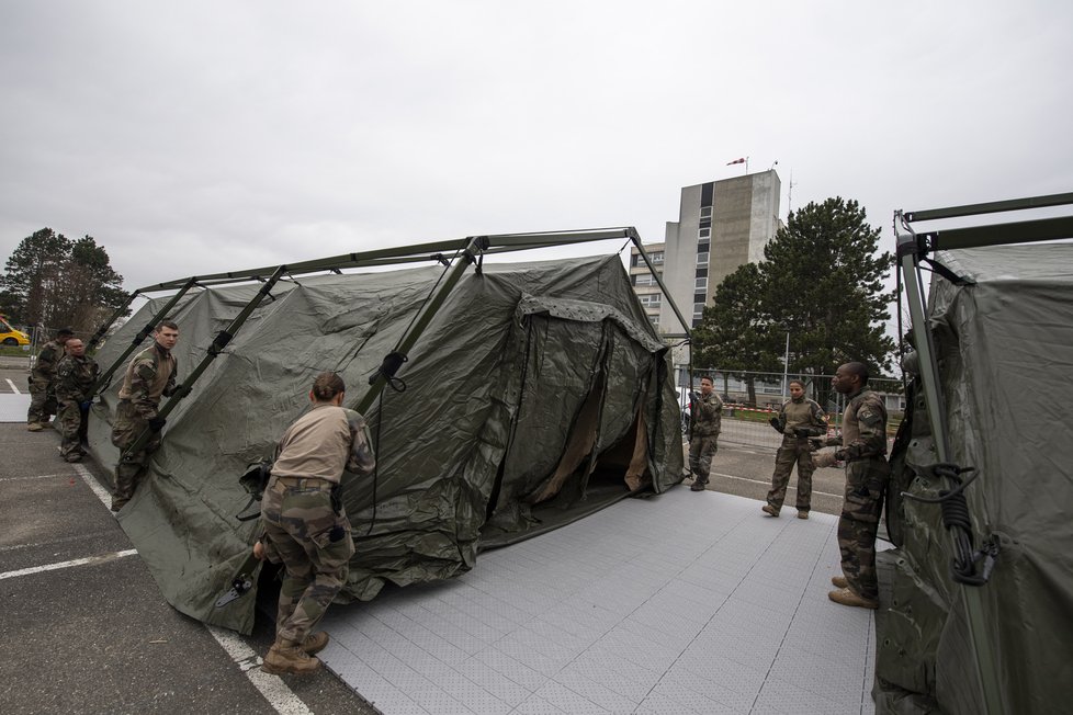 Koronavirus ve Francii: Vojáci pomáhají se stavbou polní nemocnice, (22.03.2020).